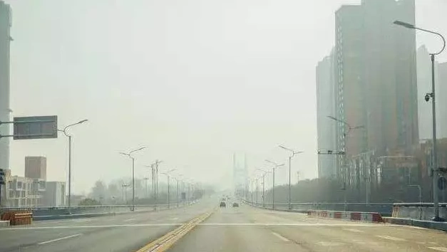 疫情下被困城市的焦虑，与乡下兄弟生活形成的强烈反差