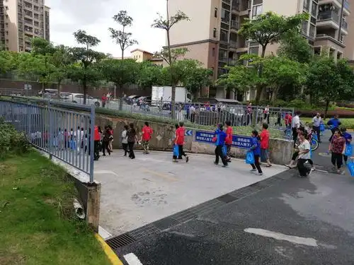 疫情下京郊小镇生活受冲击，超市物资紧张居民负担加重