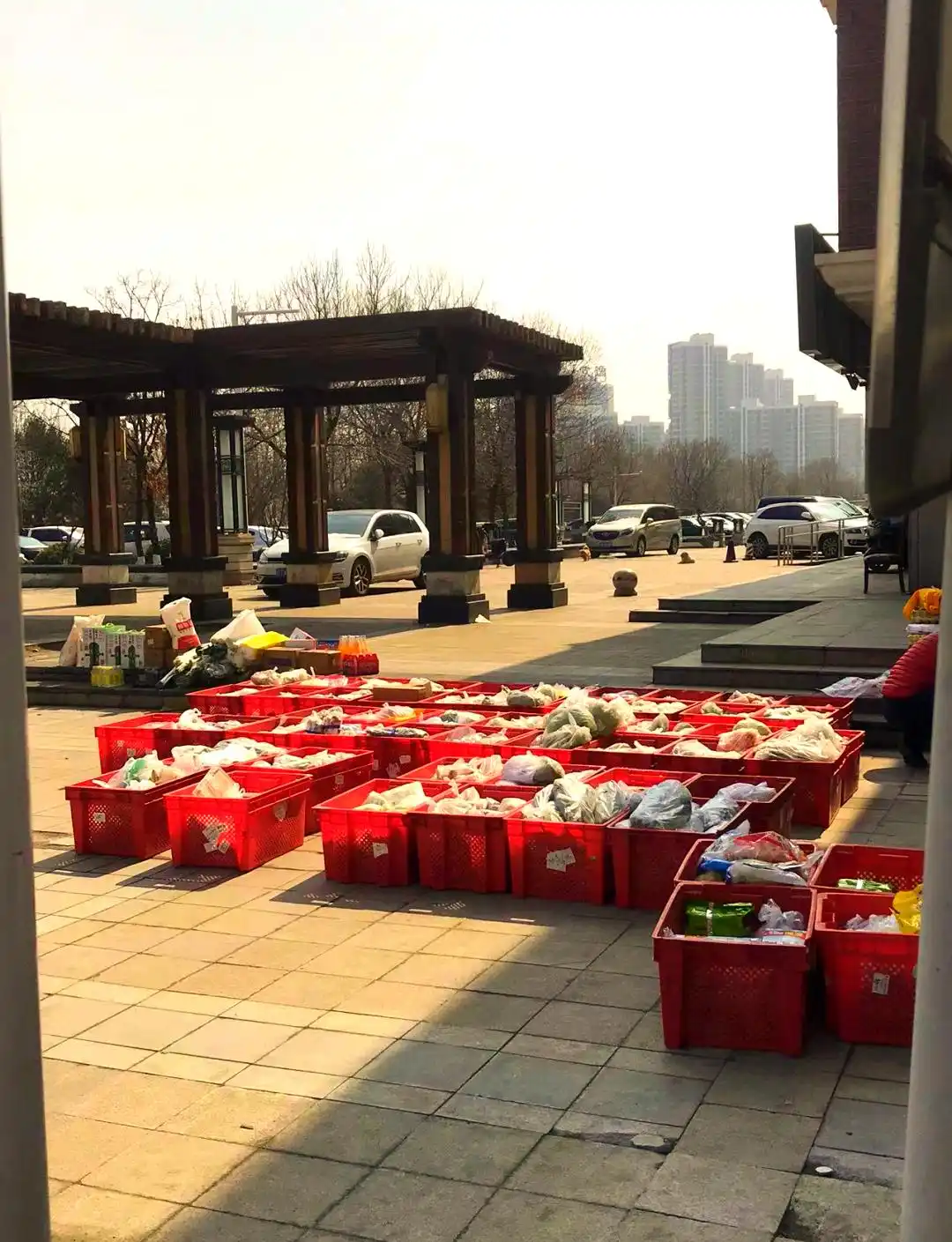 超市临时应对措施自提点物资紧张_疫情下的生活_疫情封锁居民生活挑战