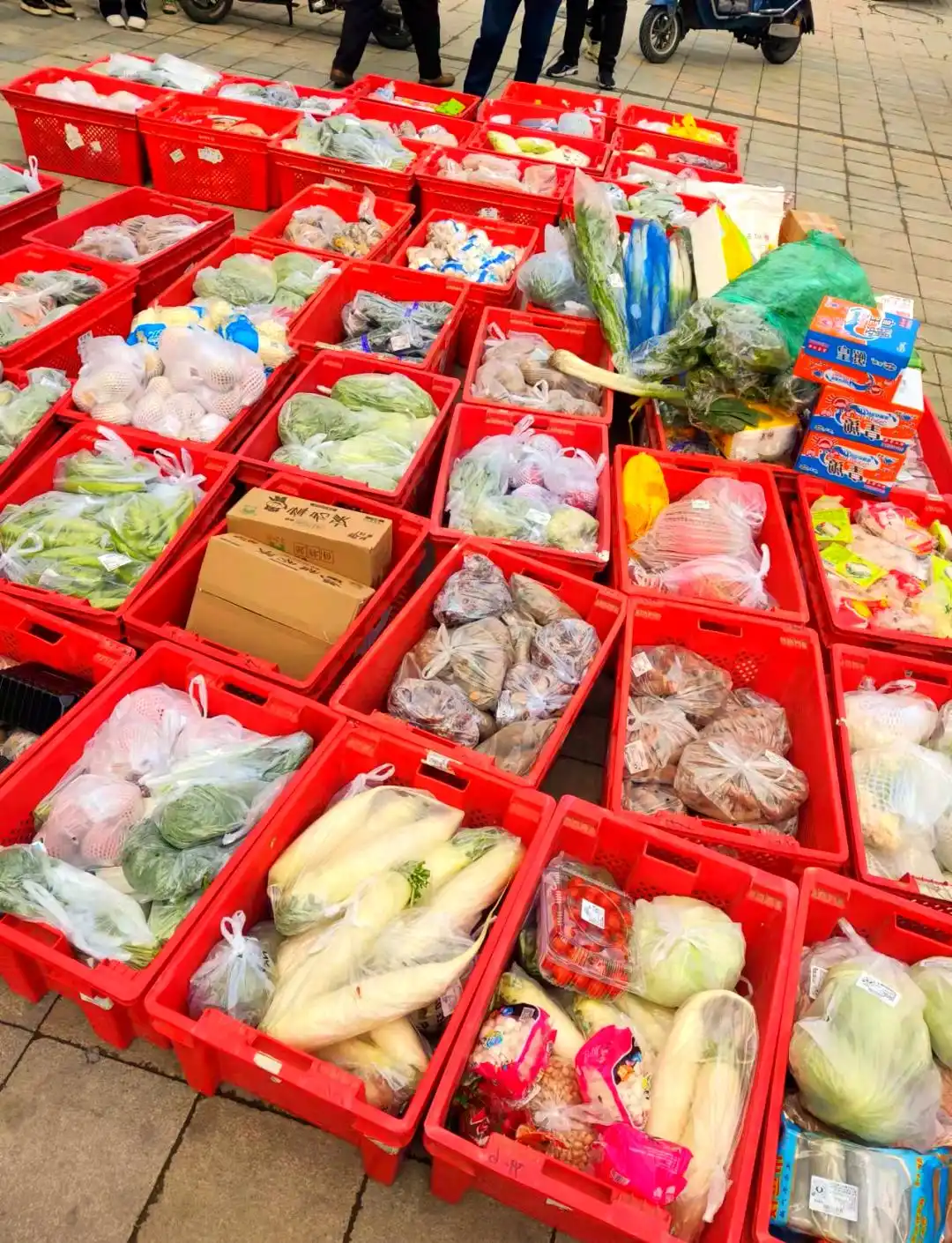 疫情封锁居民生活挑战_疫情下的生活_超市临时应对措施自提点物资紧张