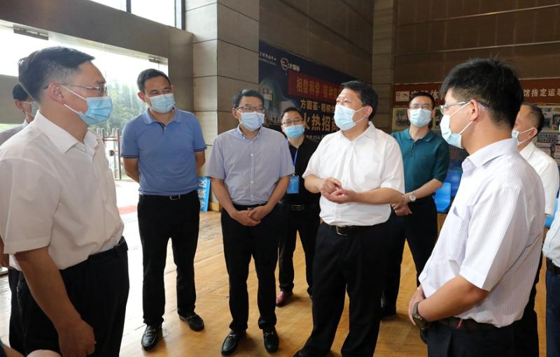 张君毅督导疫情防控及疫苗接种工作，强调筑牢健康防线