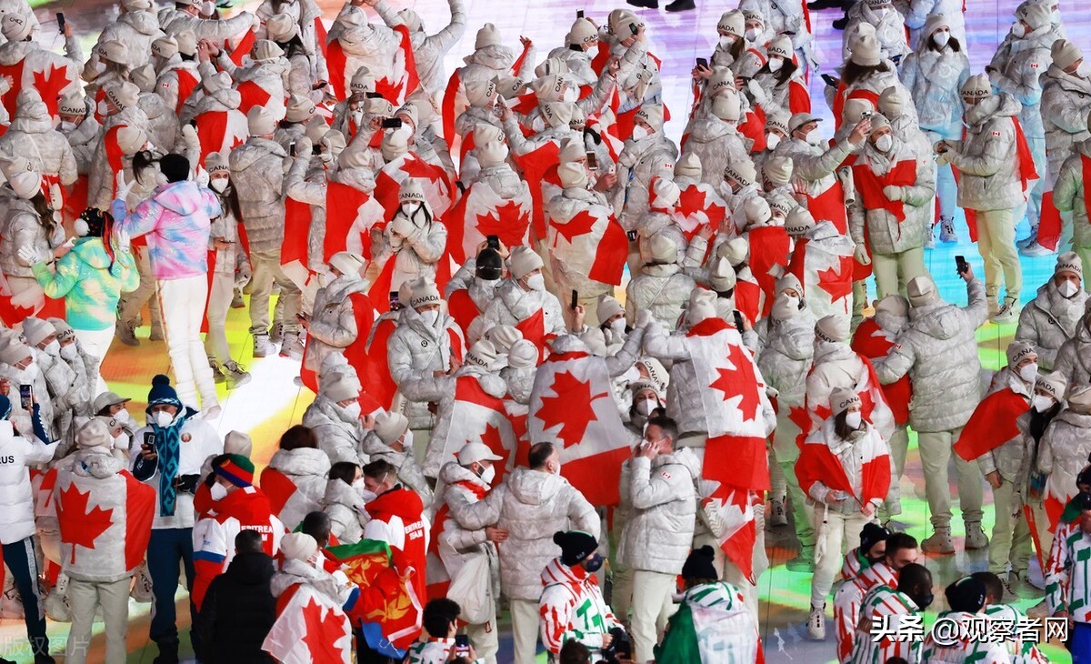 康辉催运动员落座_冬奥会闭幕式_北京冬奥会闭幕式运动员不舍