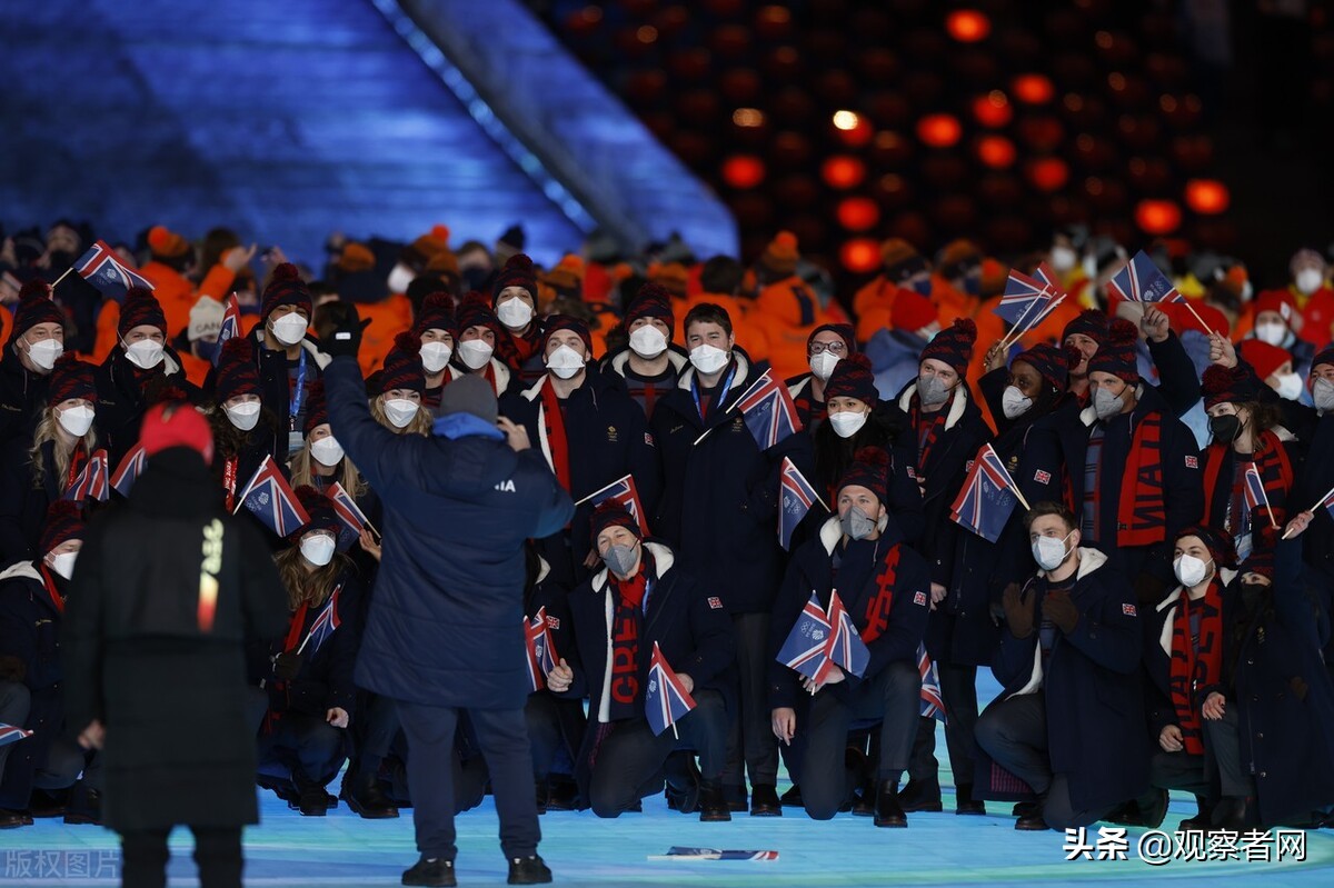 康辉催运动员落座_冬奥会闭幕式_北京冬奥会闭幕式运动员不舍