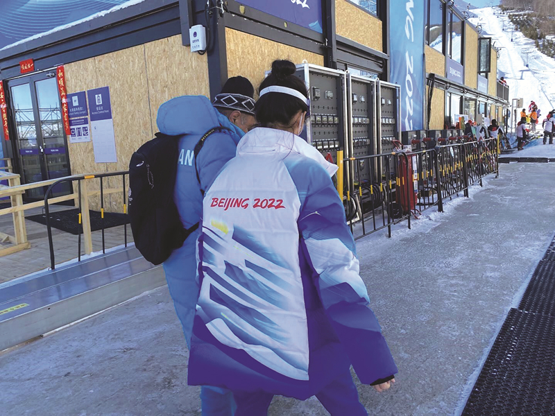 北京冬奥会激战正酣，志愿者闪耀赛场传递友爱温暖