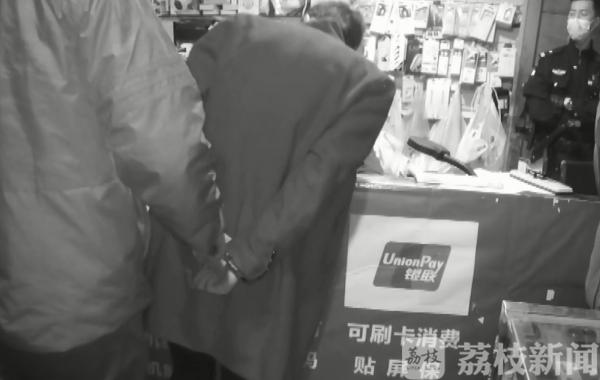 英雄联盟辅助外挂_和平精英鸡腿外挂自瞄透视功能_昆山警方破获和平精英手游特大外挂案